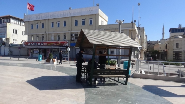 Polis Park Ve Bahçelerde Oturan 65 Yaş Üzerini Evlerine Gönderiyor