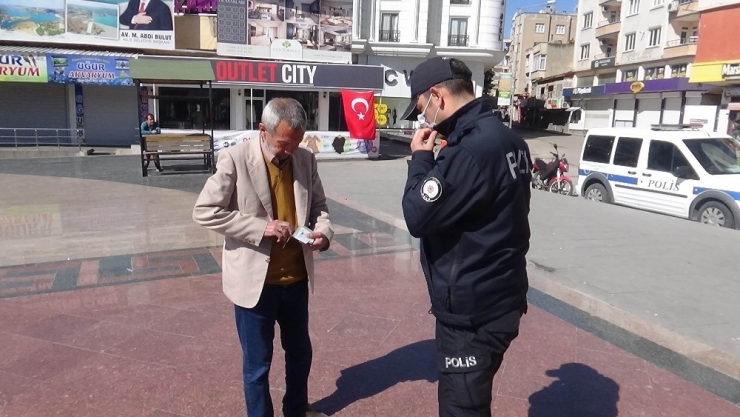 Polis Park Ve Bahçelerde Oturan 65 Yaş Üzerini Evlerine Gönderiyor