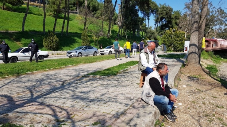 Polis Lokantalardaki Masa Ve Sandalyeleri Kaldırdı