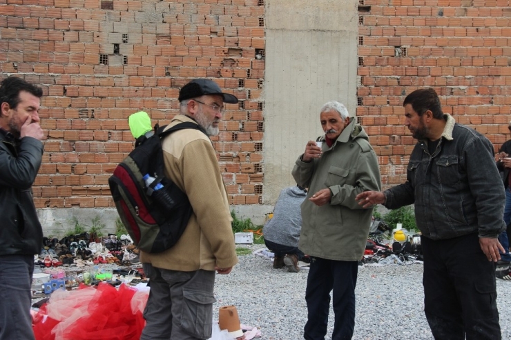 İzmir’de Yaşlılar Yasağa Rağmen Pazarlara Çıktı