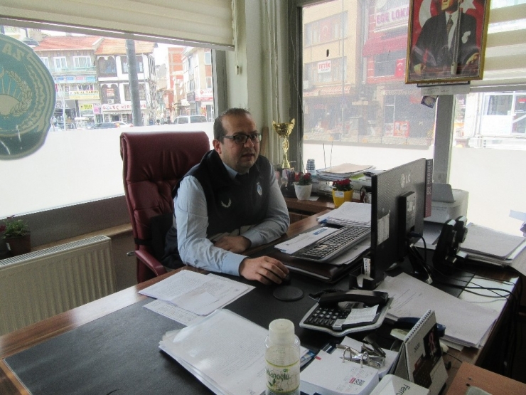 Sandıklı’da Zabıta Ekipleri Yaşlıların Alışverişini Yapıyor