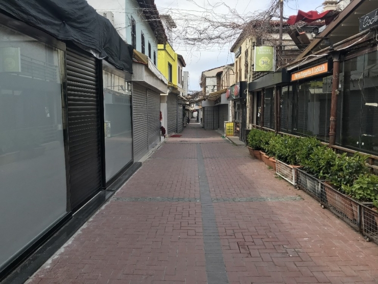 Kuşadası’nda Sokaklar Ve Caddeler Bomboş