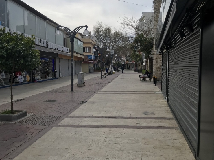 Kuşadası’nda Sokaklar Ve Caddeler Bomboş