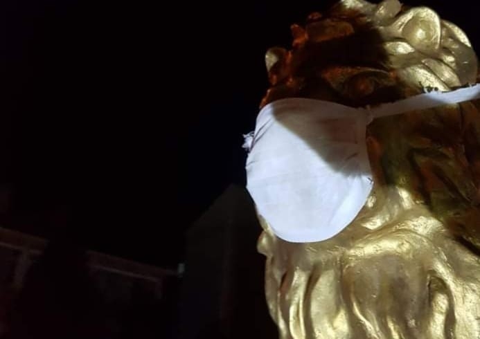 İlçenin Sembolü Aslan Heykeline Maske Taktılar