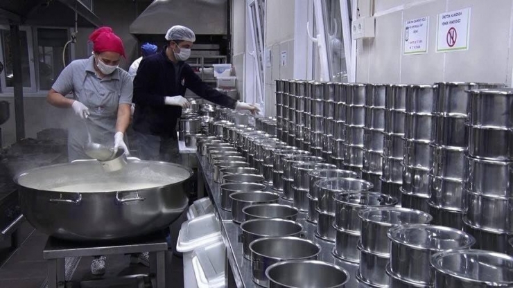 Maltepe’de 65 Yaş Üstü Vatandaşlara Sıcak Yemek Desteği