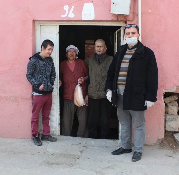 Sokağa Çıkmayan Yaşlıların İhtiyaçları Muhtardan