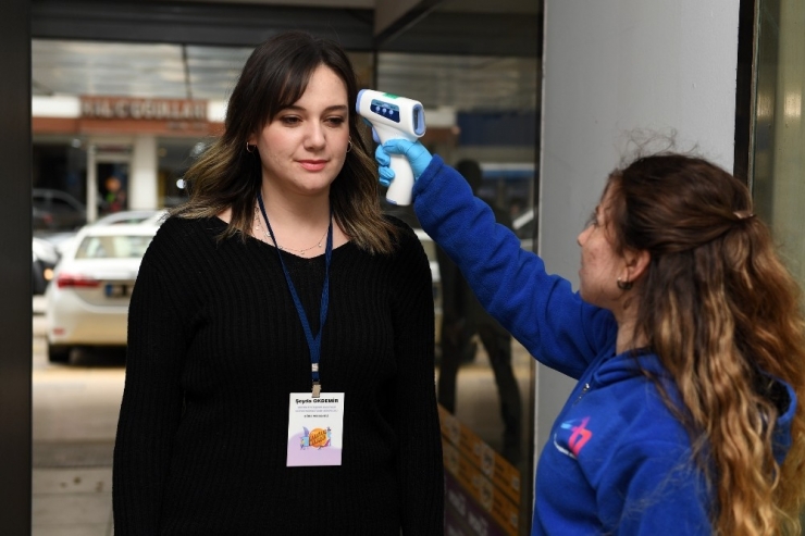 Mersin Büyükşehir Belediye Binasında Ateş Ölçümü Yapılıyor