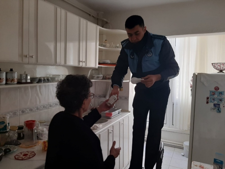 Niğde’de Yaşlılara, Bebeği Olan Ailelere Koronavirüs Hizmeti Başladı