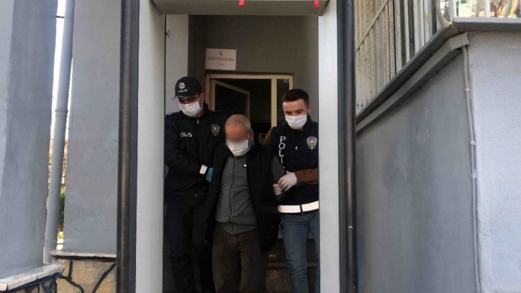 Korona Virüsü Bahane Edip Yaşlı Adama Kolonya Uzatarak Gasp Eden Şahıs Kamerada