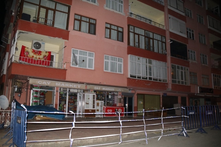 Rize’de Taşıyıcı Kolanları Zarar Gören 10 Katlı Bina Tahliye Edildi