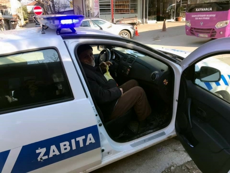 Kaynarca’da Zabıta Ekipleri Yaşlı Vatandaşları Evlerine Gönderdi