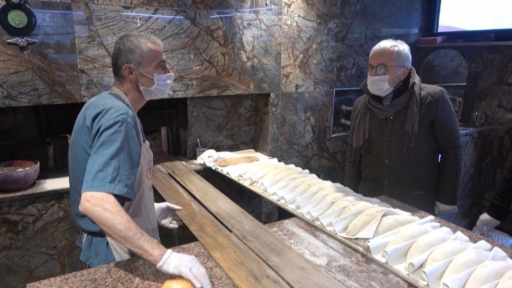 Mahalleyi Virüsten Korumak İsteyen Muhtardan "Bana Bir Şey Olmaz" Afişleri