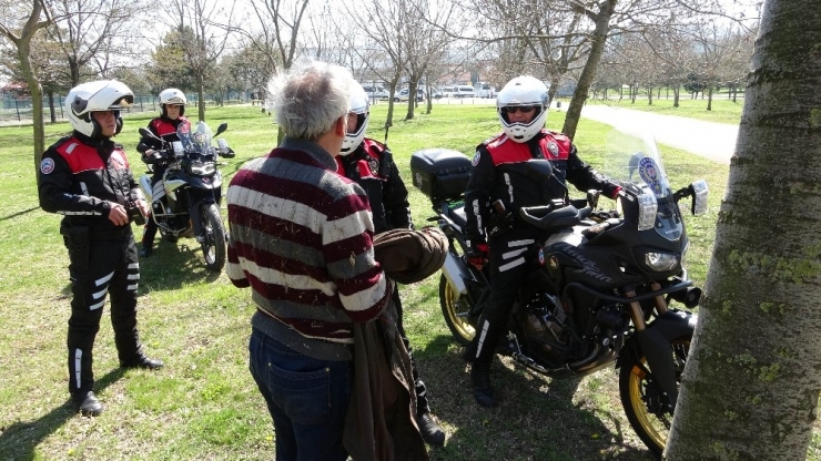 Samsun’da Polis Sokağa Çıkması Yasak Olan 65 Yaş Üstü Vatandaşları Evine Gönderdi