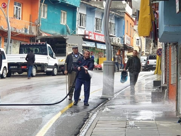 Uludere Belediyesi Çarşı Ve Sokakları Tazyikli Su İle Temizledi