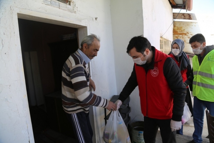 Evden Çıkamayan Yaşlıların Yardımına Koşuyorlar