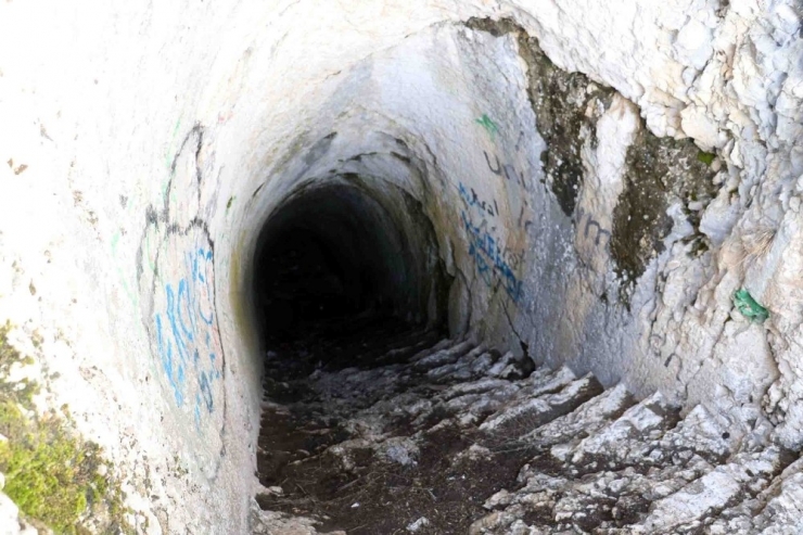 Esrarengiz Yeraltı Tüneli Gizemini Koruyor
