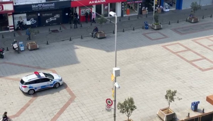 İstanbul’da Polisten Megafonla Korona Virüse Karşı "Evde Kalın" Çağrısı