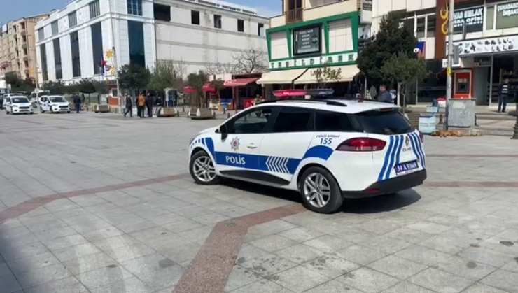 İstanbul’da Polisten Megafonla Korona Virüse Karşı "Evde Kalın" Çağrısı