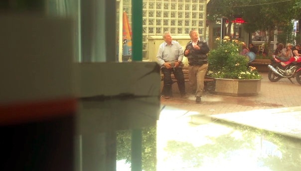 Bankta Oturan Yaşlılara Sulu İkaz