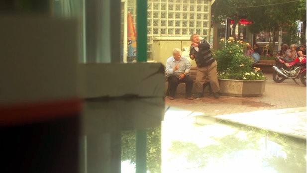 Bankta Oturan Yaşlılara Sulu İkaz