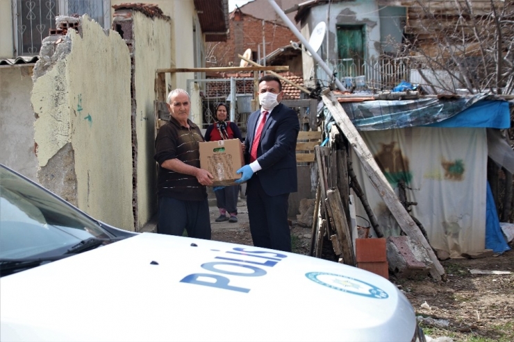 Uşak’ta Evlerinden Çıkamayan Yaşlılara Yardım Kolilerini Polis Götürdü