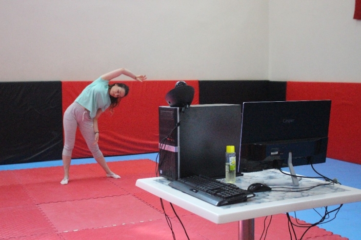 Korona Virüs Nedeniyle Evde Kalanlara Canlı Yayında ‘Zumba’ Dersi