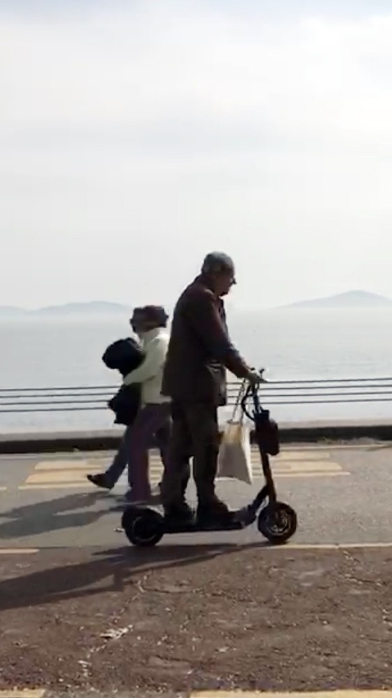 Yaşlı Vatandaşın Scooterla Sahile Çıkması Pes Dedirtti