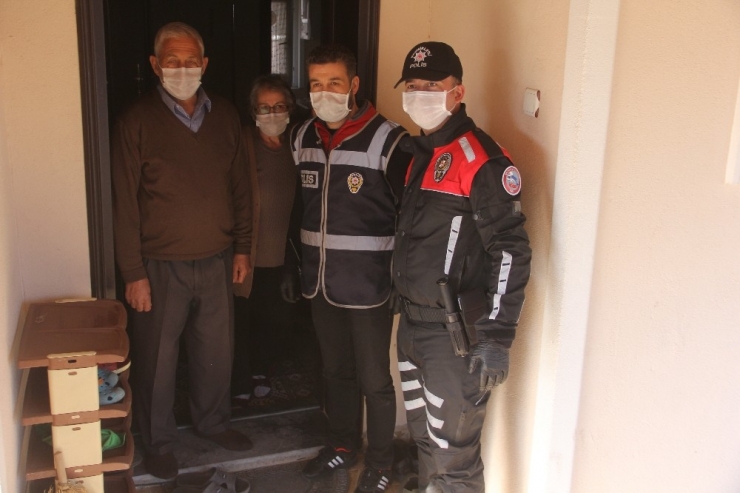 Yaşlıların Siparişlerini Evlerine Polisler Teslim Ediyor