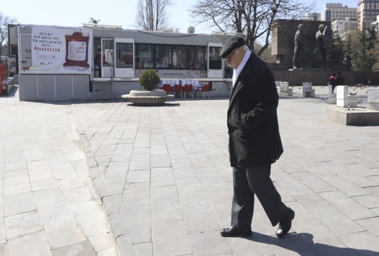 Korona Virüs Sebebiyle Başkent’te Sokaklar Boş Kaldı