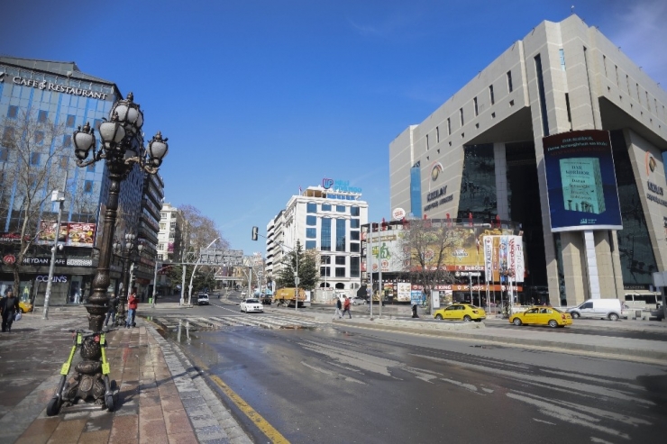 Korona Virüs Sebebiyle Başkent’te Sokaklar Boş Kaldı