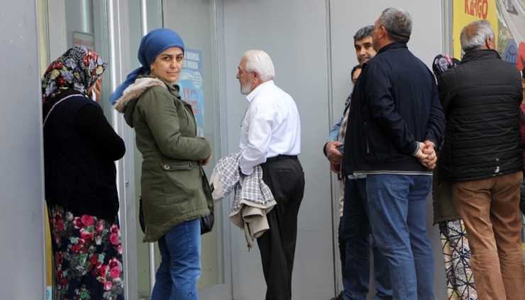 65 Yaş Üstü Ve Kronik Rahatsızlığı Olan Bazı Vatandaşlar ’Sokağa Çıkma Yasağı’nı Hiçe Sayıyor