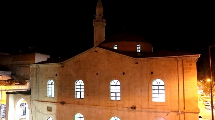 Yatsı Ezanı Sonrasında Adıyaman’daki Camilerden Dualar Yükseldi
