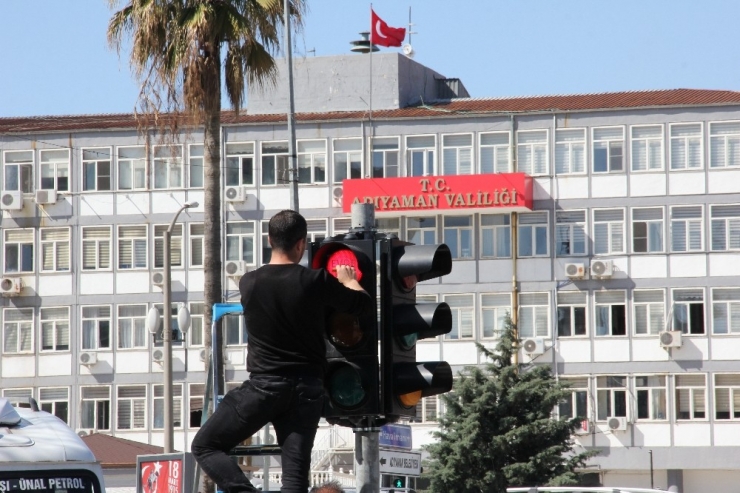 Kırmızı Işıklar ‘Evde Kal’ Dedi