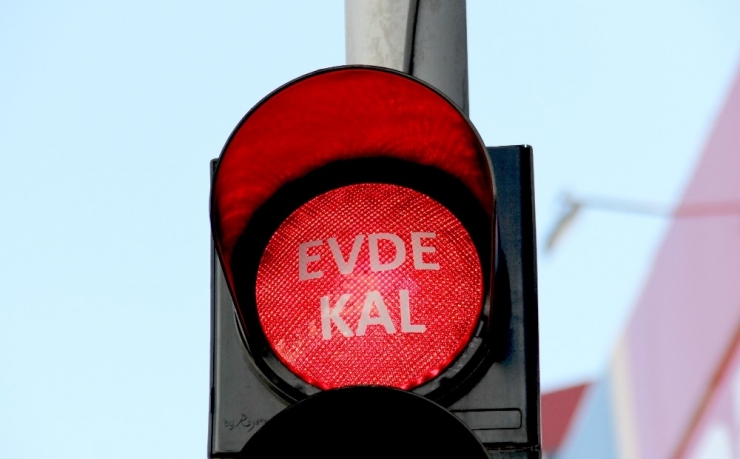 Kırmızı Işıklar ‘Evde Kal’ Dedi