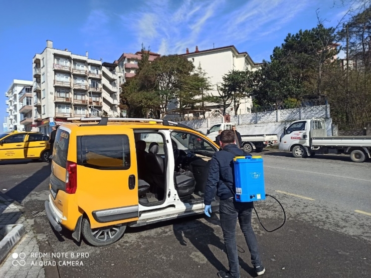 Taksi Ve Durakları Da Temizliyor