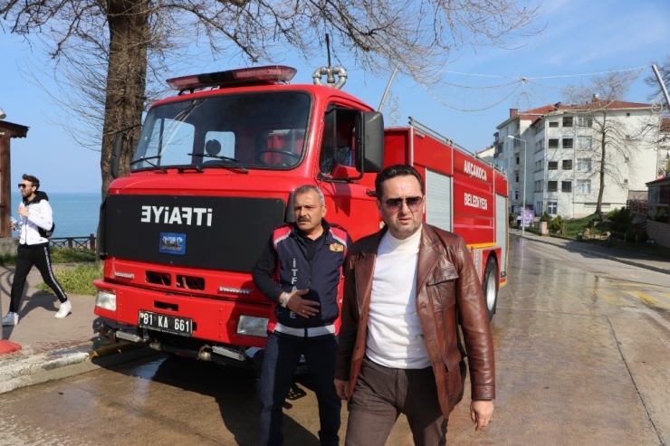 Başkan Yanmaz İtfaiye Aracının Direksiyonuna Geçti Sokakları Yıkadı