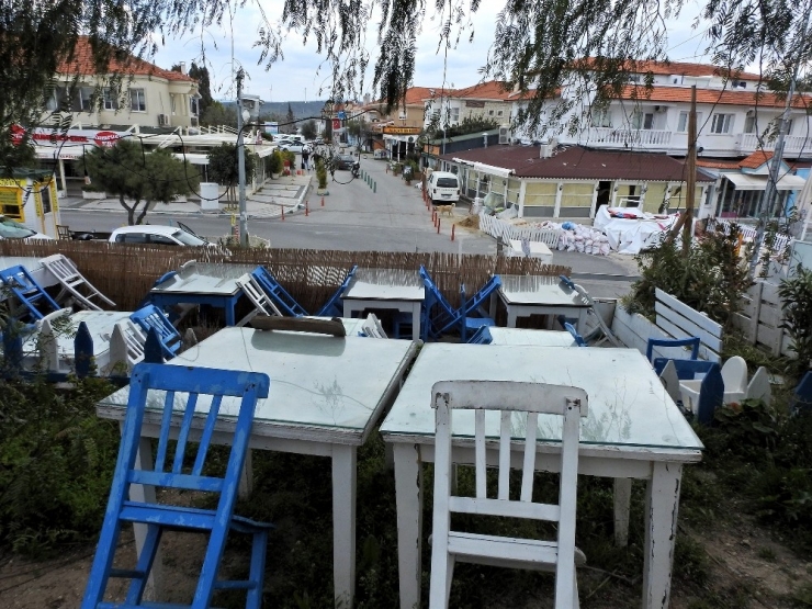 Alaçatı Sokakları "Sağlıklı Günlerde Buluşmak Dileğiyle" Boşaldı