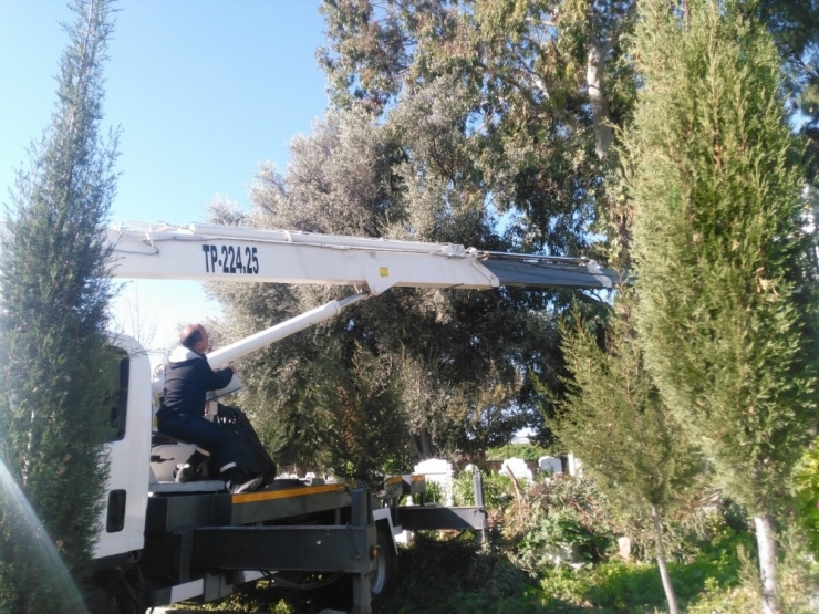 Büyükşehir’den Mezarlıklarda Bahar Temizliği