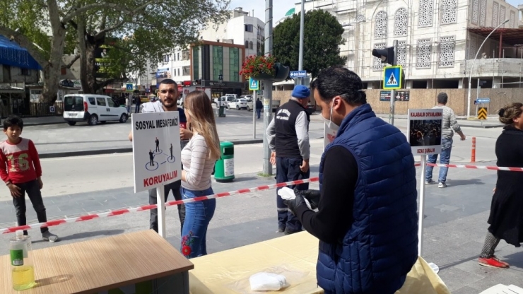 Kolonya Ve Maske Dağıtıldı