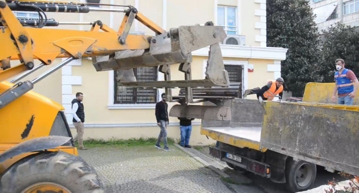 Vatandaş Yasak Dinlemedi, Belediye Bankları Kepçeyle Topladı