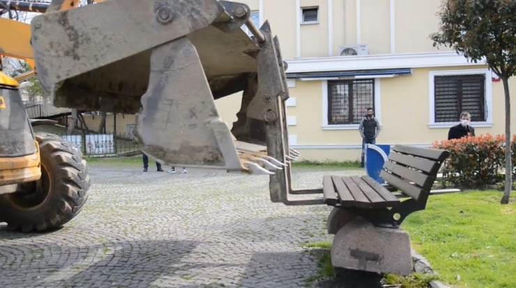 Vatandaş Yasak Dinlemedi, Belediye Bankları Kepçeyle Topladı