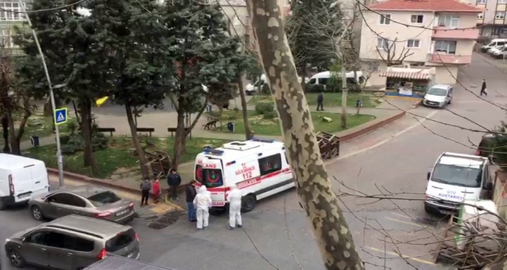 Sağlık Ekipleri Şüpheli Vak’aya Müdahale Etti, Evde Kalması Gereken Çocuklar O Anları İzledi