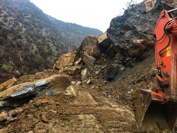 Heyelan Nedeniyle Kapanan Köy Yolu 4 Günlük Çalışmayla Açıldı