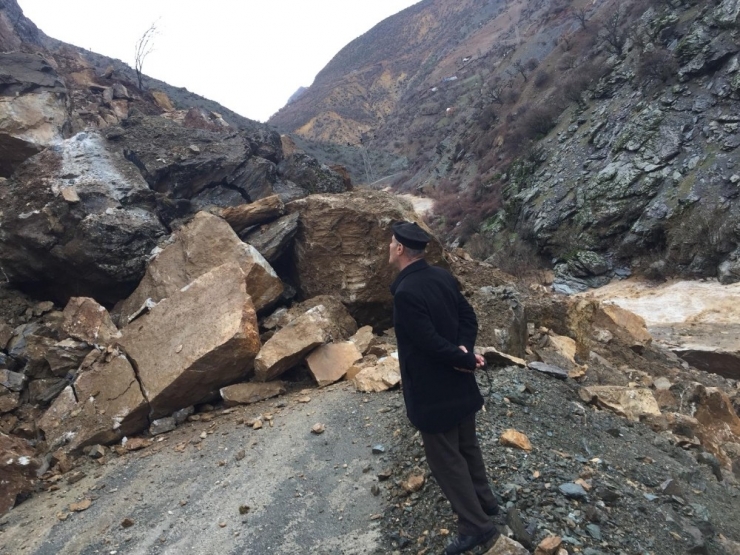 Heyelan Nedeniyle Kapanan Köy Yolu 4 Günlük Çalışmayla Açıldı