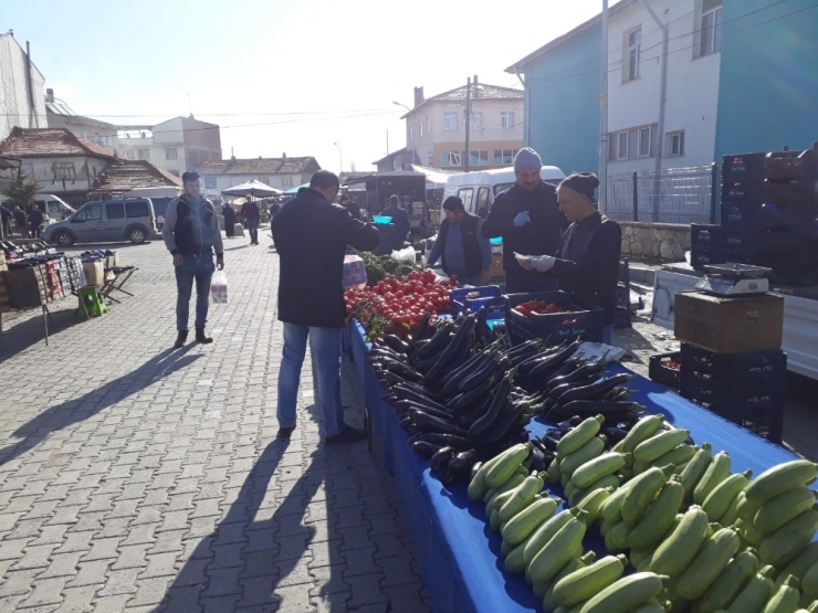 Belediye Başkanı Gürel, İlçe Pazarında Maske Ve Eldiven Dağıttı