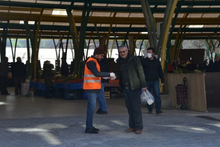 Gediz Pazarı’nda Korona Virüse Karşı Kolonyalı Önlem