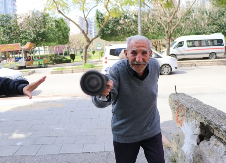 Eve Gitmemek İçin Bastonuyla Direndi
