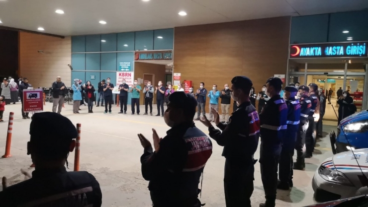 Bursa Jandarma Ekipleri Korona Virüsüne Karşı Mücadele Eden Sağlık Personeline Alkışlarla Destek Verdi