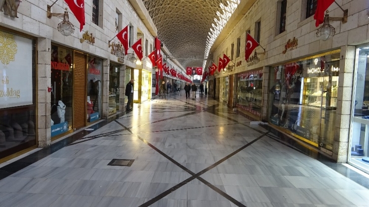 4 Bin Mağaza Bulunan Tarihi Kapalı Çarşı Ve Hanlar Kapılarını Kapattı