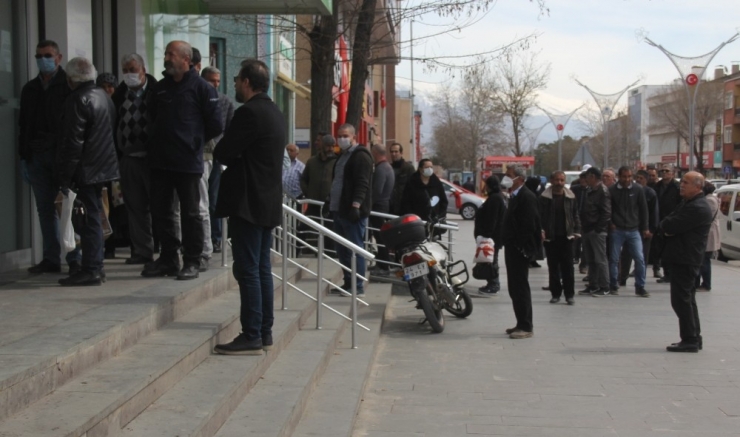 Çalışma Süresi 5 Saate Düştü, Banka Önlerinde Kuyruklar Oluştu